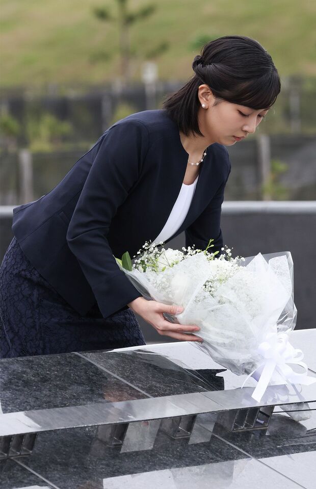 石巻南浜津波復興祈念公園の“祈りの場”に供花される佳子さま。花束には白い百合やカーネーションなどが　撮影／JMPA