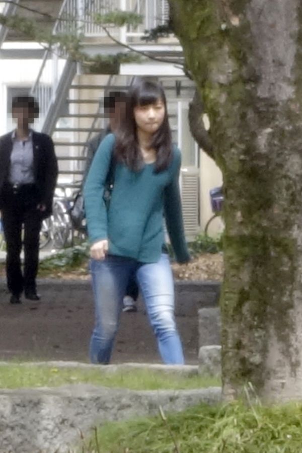  警備を担当する側衛が後ろに控えている以外は、ほかの学生と変わらぬご様子（4月8日）