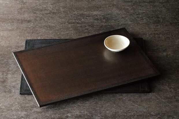 食事のときは漆の折敷をランチョンマットのように気軽に使用。ぬれふきんで拭くだけで汚れが落ちるのもいい　写真提供／長谷川 潤（書籍『85歳現役、暮らしの中心は台所』より）