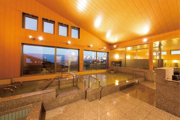 源泉かけ流しの天然温泉。朝風呂は7:00から(土日、祝日のみ)入浴料は大人950円