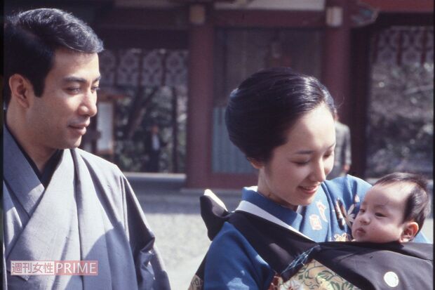 市川海老蔵を抱っこして笑顔の團十郎・希実子夫妻