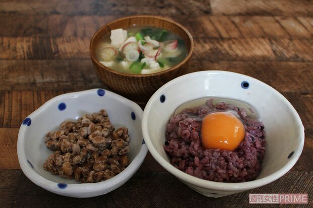 【佐藤先生の朝食】卵かけごはん、納豆が基本。味噌汁など、もう1品つけてキノコや野菜をプラス。卵と納豆でタンパク質を2種類とっているので、昼と夜はほかのタンパク質で調整。