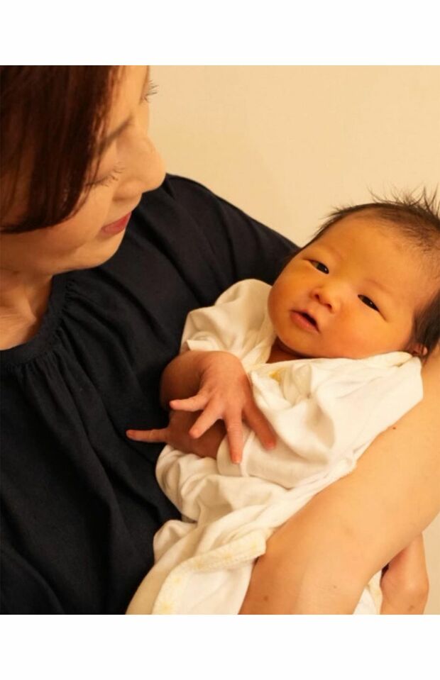 
p.p1 {margin: 0.0px 0.0px 0.0px 0.0px; text-align: justify; font: 7.0px Helvetica}

初孫を抱く森尾由美さん
