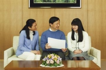  皇太子ご夫妻の留学先・オックスフォード大学の写真をご覧の愛子さま（2月11日）