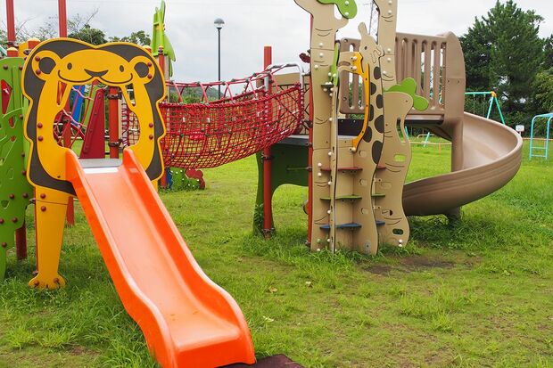 石川県かほく市内の公園。遊具が充実し、手入れも行き届いている。子どもたちを安心して遊ばせられる