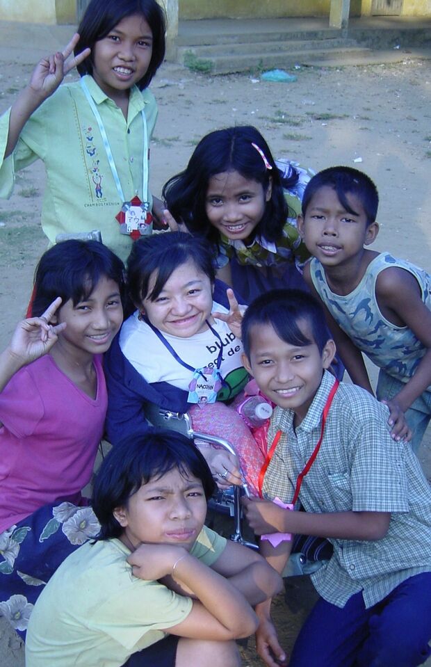 大学でカンボジアの孤児を支援するNGOサークルに加入。カンボジアに行って孤児と交流し、英語指導、衛生指導などをした