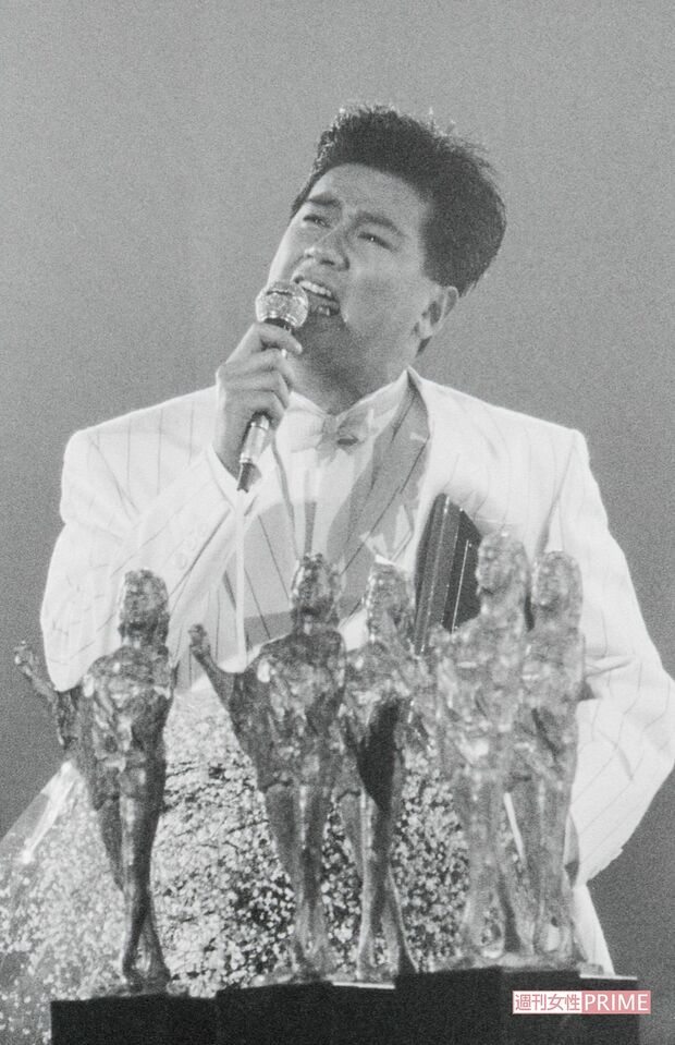 『愚か者』で日本レコード大賞を受賞。母親の遺骨が盗まれ“返してほしければ、辞退しろ”と脅迫されたが、悩み抜いて出場した（'87年12月）