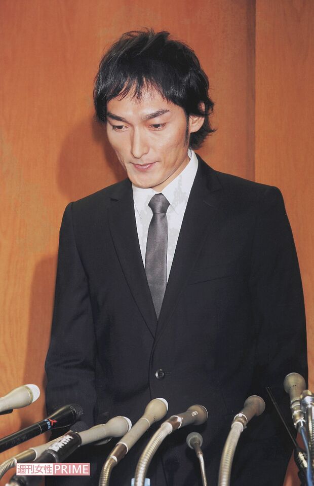 逮捕翌日に行われた会見で謝罪する草なぎ