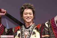 菅田将暉、2016年の“神ってる”記者会見&授賞式を秘蔵写真でプレイバック