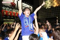 サッカーワールドカップ・カタール大会でノーマスク応援のサポーターに違和感、岸田文雄首相の“マスク着用…