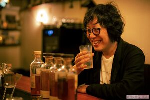 燃え殻さん「ハガキ職人って、いかにラジオで読んでもらえるかってことに命を懸けるんですよ。そういう意味で、Xのタイムラインで140字の中で、ぱっと目に止まって“あ、おもしろいじゃん”って拡散されるものを書くことと、すごく親和性が高いと思うんですよ」　取材協力／出窓BayWindow　