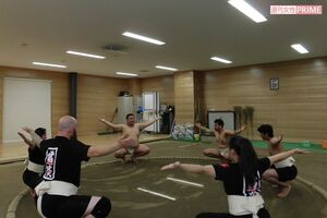 土俵上では蹲踞の姿勢を取って、塵(ちり)を切る