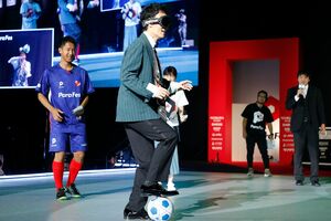 「視界を奪われて初めて、自分の弱さに気づいた」と、草なぎ。イベントでは独特なドリブルスタイルで、会場を沸かせた　提供：日本財団パラリンピックサポートセンター