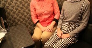  取材に応じた佐藤亜紀さん(右)と母・理美さん