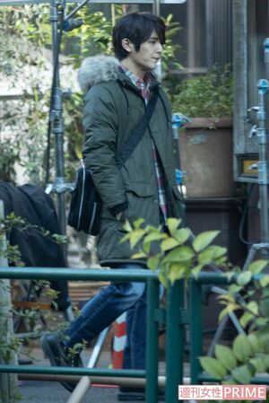 多忙を極める中、リラックスして撮影に臨む山田涼介