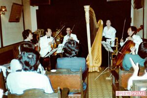 '80年、「原住民音楽会」の様子。中央が文子のグランドハープ