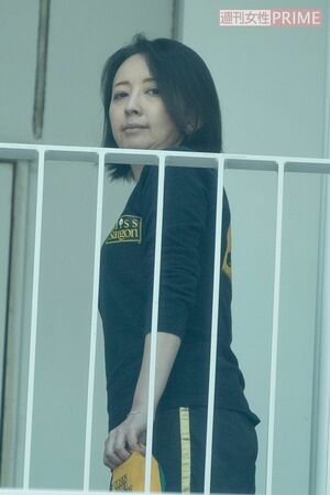 稽古の途中で気分転換にリハーサルスタジオの外に出てきた高橋。舞台では裏のある家政婦役を演じる