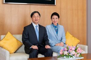 60歳の陛下のお誕生日写真では爽やかなブルースーツで（2月12日撮影）