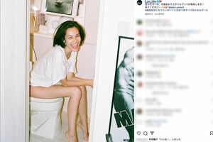 2017年に投稿した便器に座ってる様子の写真（水原希子公式インスタグラムより）