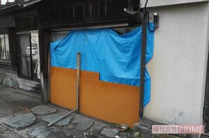 Tは住民に共食いを指摘されると遺体を片づけ飼い方を改めるのではなく、ビニールシートで窓を覆った