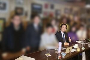 昨年末、“ノーマスク”懇親会に参加する谷本誠一市議（本人SNSより、一部加工）