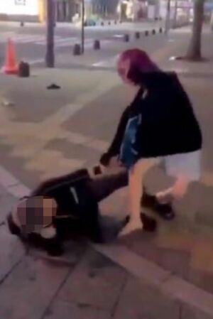 ホームレス暴行で逮捕された15歳少年が自身のSNSで拡散した動画。6月中旬からSNS上では話題になり、警察に通報などが相次いでいたという(画像の一部を加工)