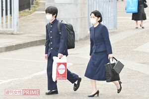 '22年3月、筑波大学附属高校の学校説明会へ臨まれた紀子さまと悠仁さま。歩幅がそろっていた