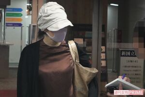 帽子にマスク姿で完全防備の吉田羊。直撃に対しても、多くを語ることはなかった