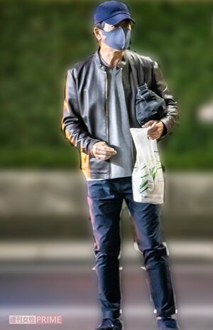 2021年11月、直撃取材を受ける神田正輝。多くは語らずタクシーに