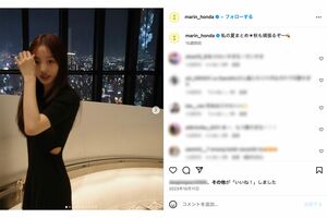 脇腹に穴のあいた黒いワンピース姿の本田真凜（公式インスタグラムより）