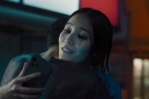 不評となっている“抱き合いながらポチり”のAmazonのCM(AmazonJapan公式YouTubeより)