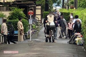 滝山団地でバス停の横に佇む着物姿の寺島しのぶは遠くから見てもわかるほどの存在感を放った