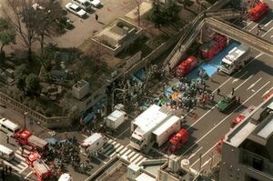  日比谷線築地駅から地上へ運び出され手当てを受ける大勢の乗客