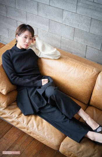 礼真琴　撮影／廣瀬靖士　ヘアメイク／赤松絵利（ESPER）　スタリイスト／細見佳代（ZENcreative）　衣装協力／VENDOMEAOYAMA（ヴァンドーム青山）、kengoKuma+MA,YU（ケンゴクマプラスマユ/ヴァンドームヤマダ）　撮影協力／PROPSNOW