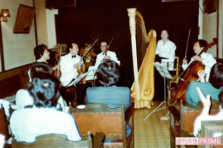 '80年、「原住民音楽会」の様子。中央が文子のグランドハープ