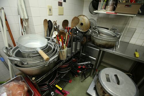 大きな鍋を使いこなす寮での食事作りは力仕事