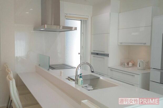 調理器具や調味料などはすべて収納。出しているのは洗剤とスポンジのみ