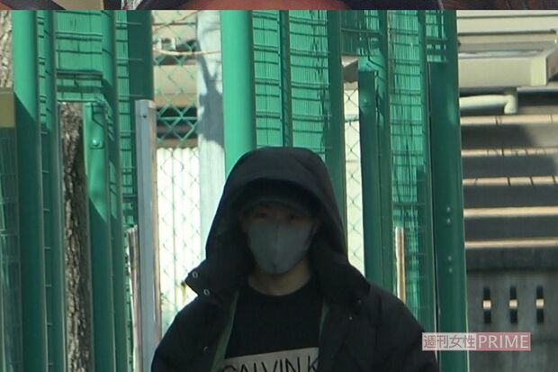 帽子の上からフードを深々と被り、Aさんの家に向かう井上拓真