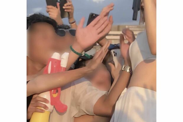 近づいたDJ SODAの胸に不自然な形で手を伸ばす観客(ツイッターより)