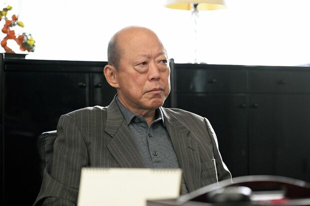 犬飼の後援会長の鰐淵（六平直政）も難敵に（『罠の戦争』（c）カンテレ）