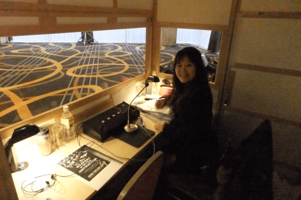 通訳としてのスキルを生かしてさまざまな医療のイベントにも出席。写真は'11年、脳障害研究所での同時通訳ブースにて