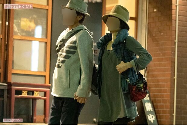 2019年、飯島直子の元夫・A氏と不倫相手のB子さんが恋人つなぎでデートを