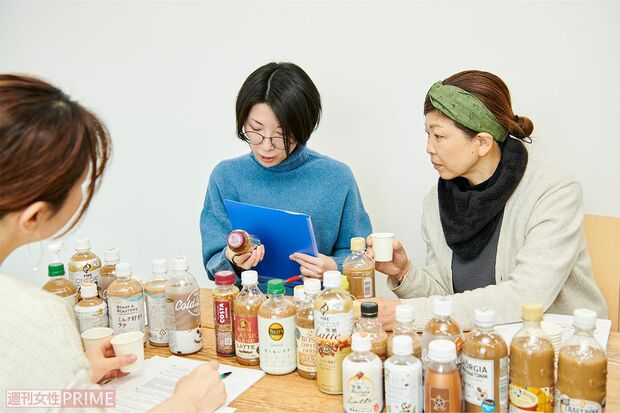 「ペットボトル入りのカフェラテ」バリスタの野原さんによる試飲の様子