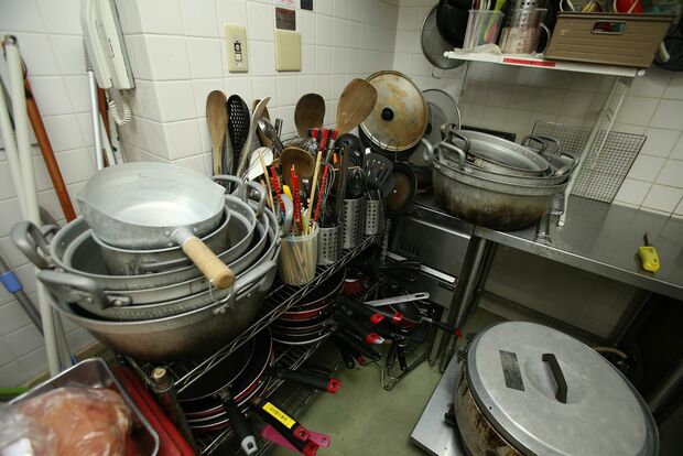 大きな鍋を使いこなす寮での食事作りは力仕事
