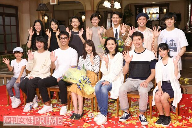 (後列右から)古舘佑太郎、やついいちろう、磯村勇斗、佐久間由衣、泉澤祐希、松本穂香、藤野涼子(前列)宮原和、佐々木蔵之介、木村佳乃、有村架純、沢村一樹、峯田和伸、高橋來 撮影/吉岡竜紀