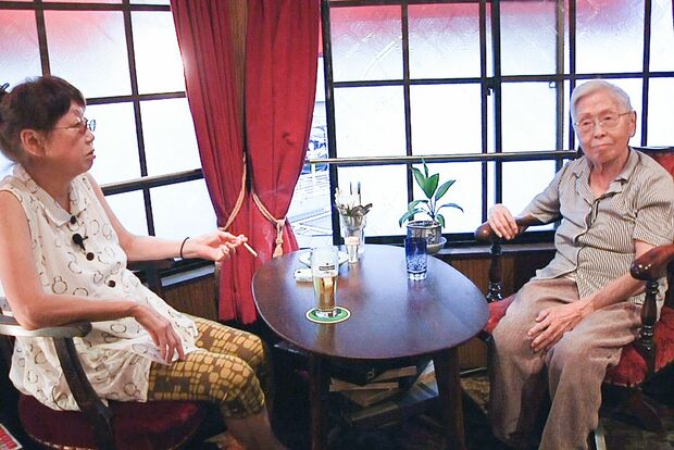 喫茶店やバーでくつろぐ2人の姿は北浜でも有名に