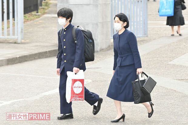 '22年3月、筑波大学附属高校の学校説明会へ臨まれた紀子さまと悠仁さま。歩幅がそろっていた