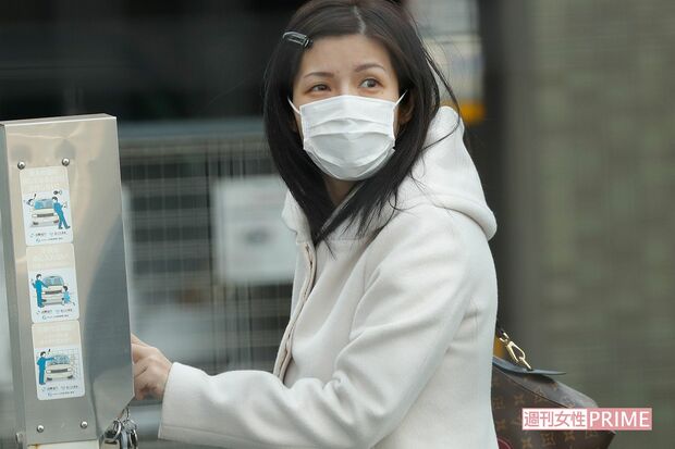 直撃取材をうける今井メロ