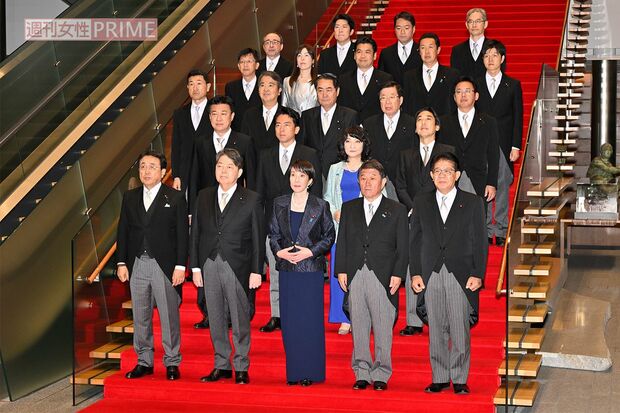 2025年10月21日、恒例の総理官邸内の階段で写真撮影を行う高市内閣メンバー