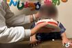 ホールケーキに何度も顔を押しつけられる幼児（母親のTikTokより）